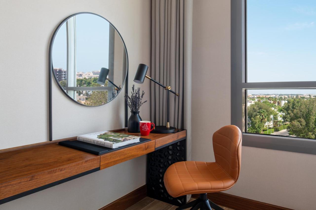Swissotel Living Jeddah Bagian luar foto A work desk in a hotel room