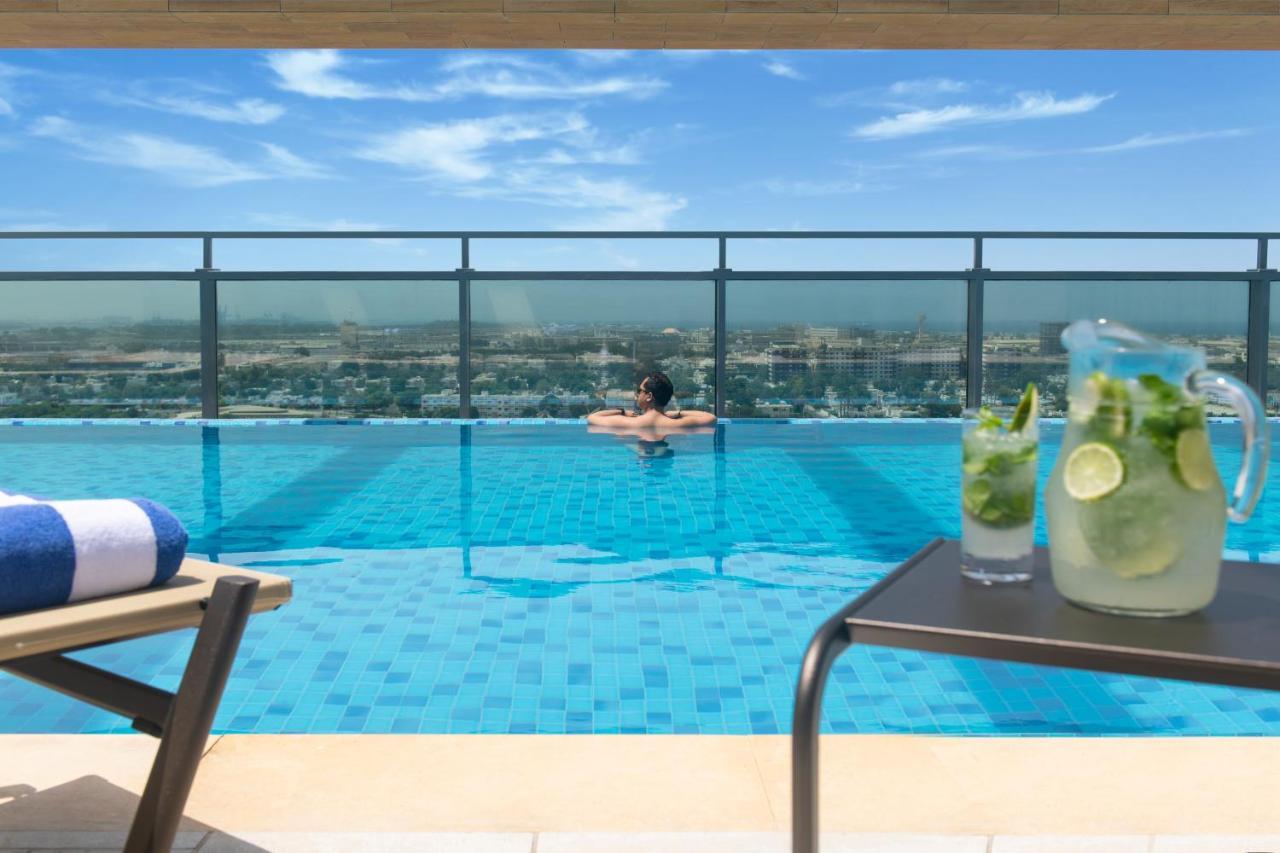 Swissotel Living Jeddah Bagian luar foto The swimming pool at the hotel