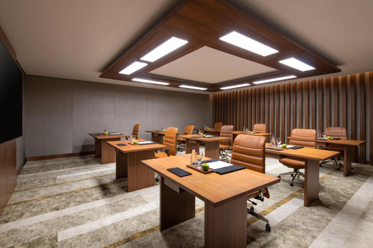 Swissotel Living Jeddah Bagian luar foto Meeting room at the hotel