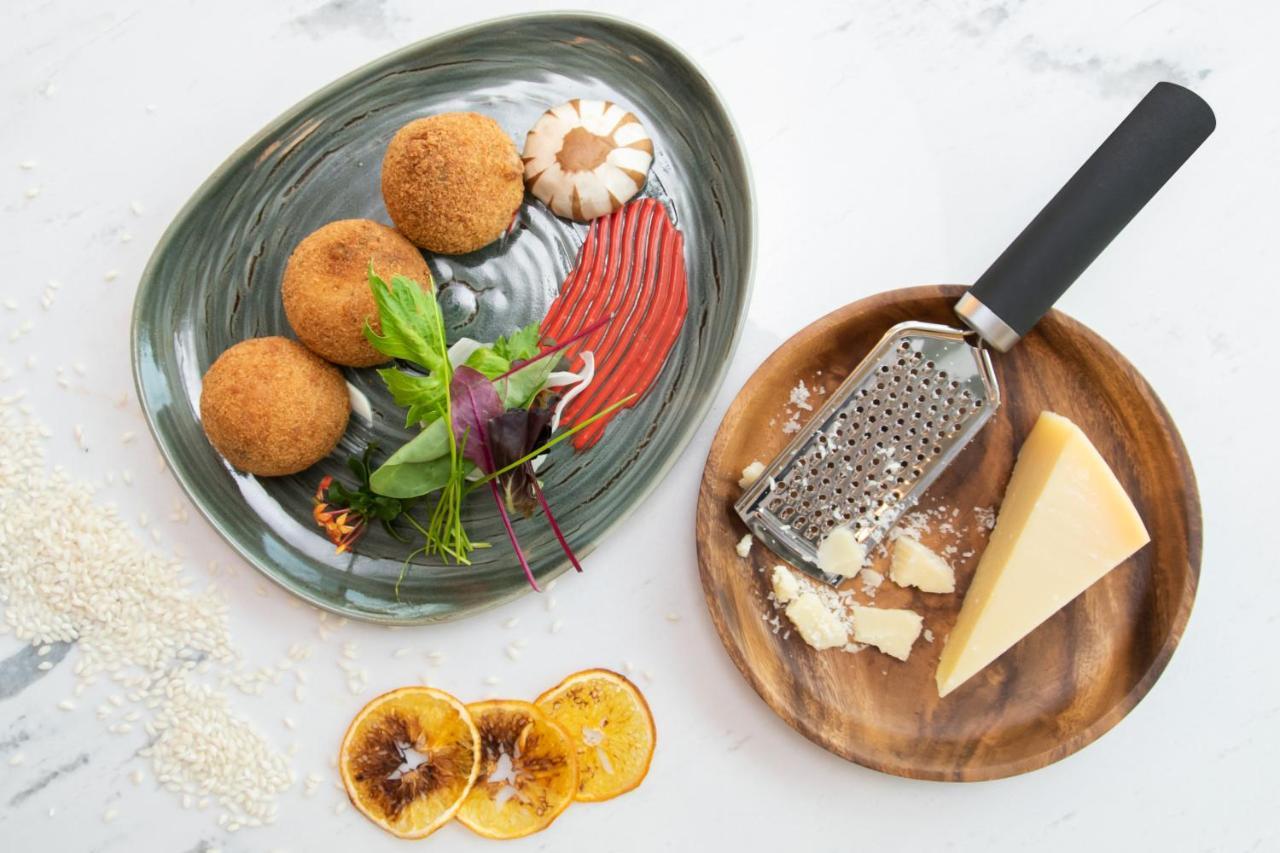 Swissotel Living Jeddah Bagian luar foto A grater in use