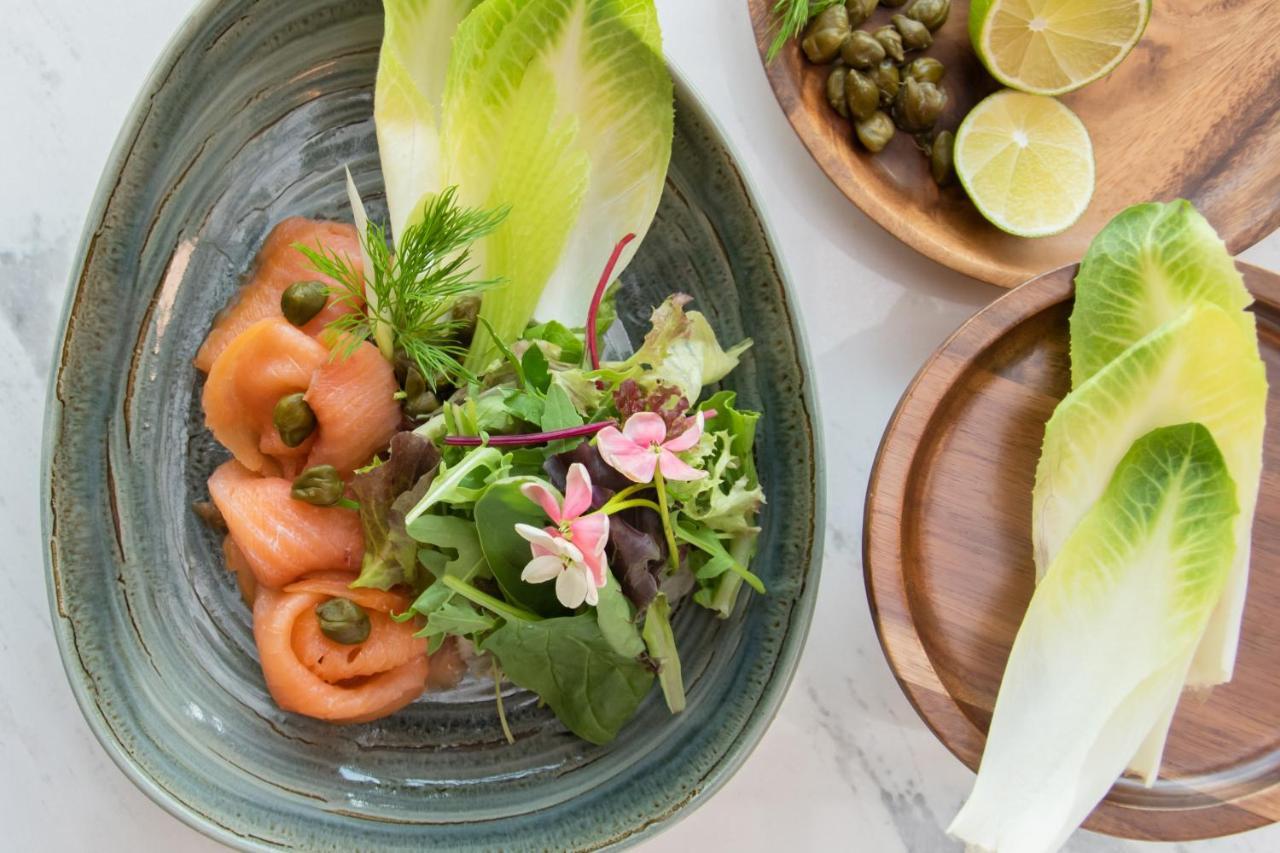 Swissotel Living Jeddah Bagian luar foto A salad with smoked salmon