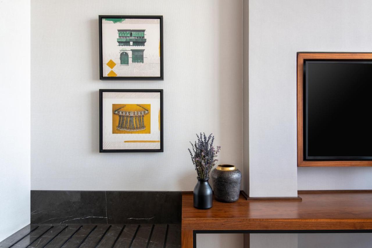 Swissotel Living Jeddah Bagian luar foto Artwork by artist, Mark Foxley