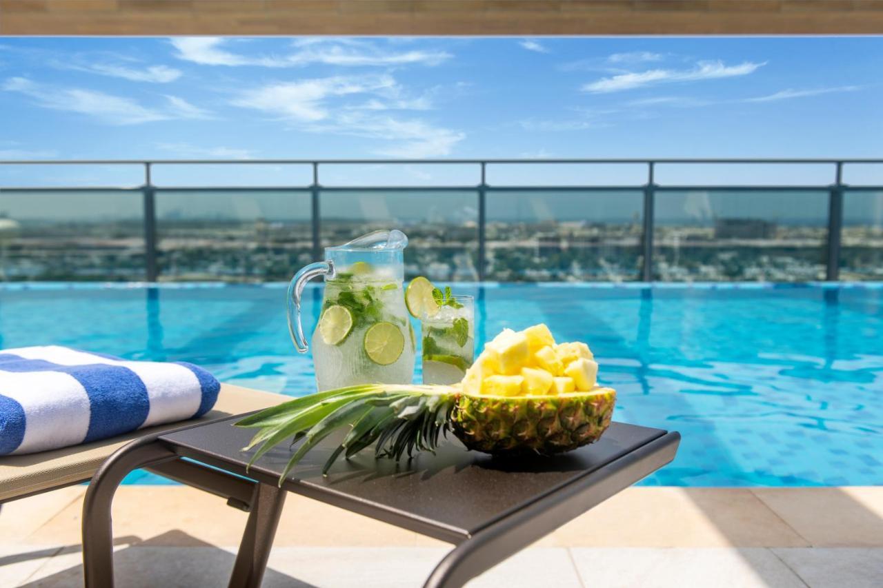 Swissotel Living Jeddah Bagian luar foto The pool at the hotel