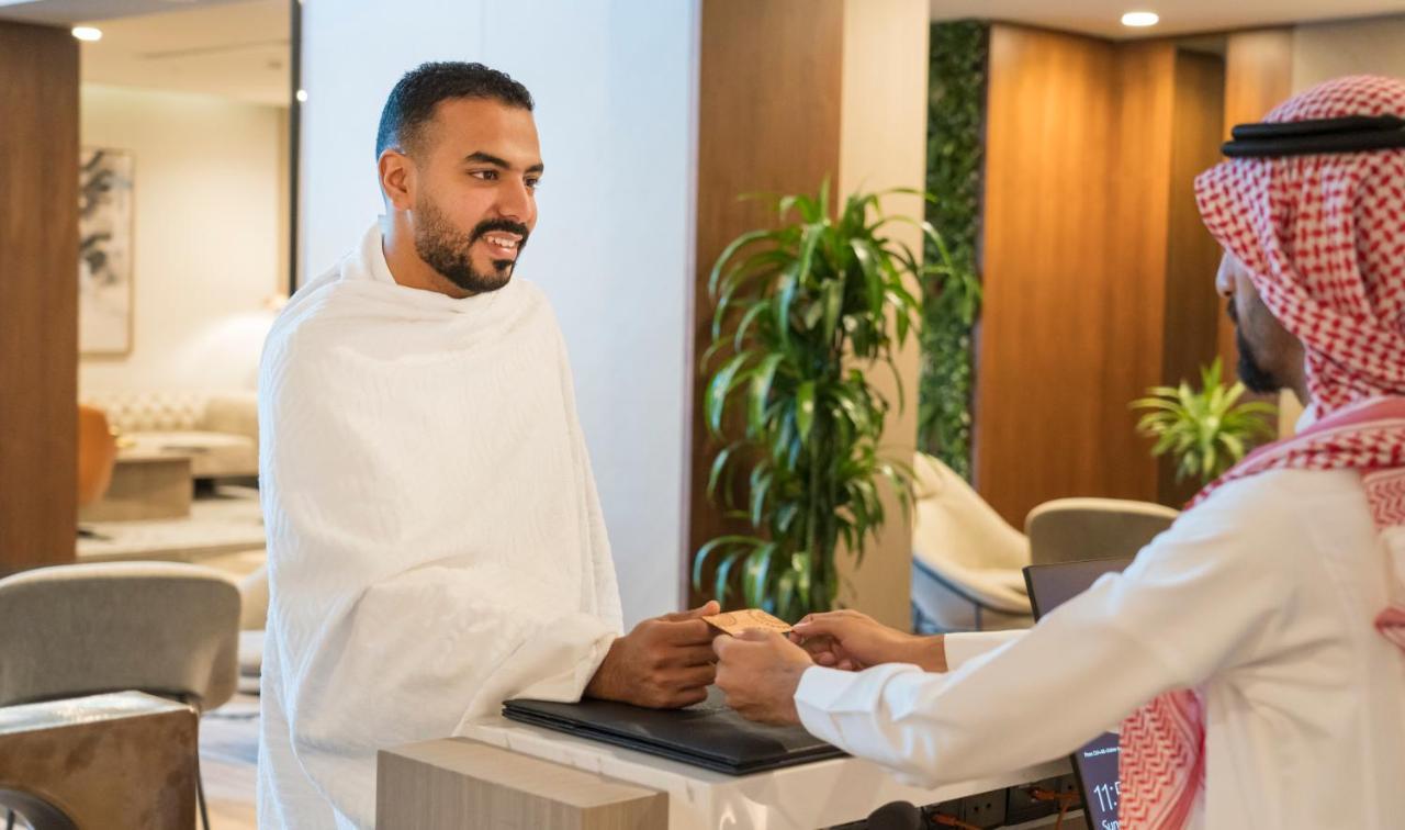 Swissotel Living Jeddah Bagian luar foto A hotel receptionist