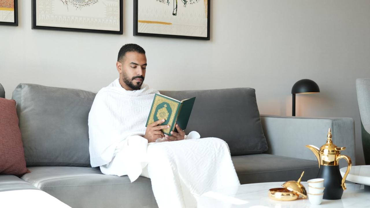 Swissotel Living Jeddah Bagian luar foto A man wearing a thobe