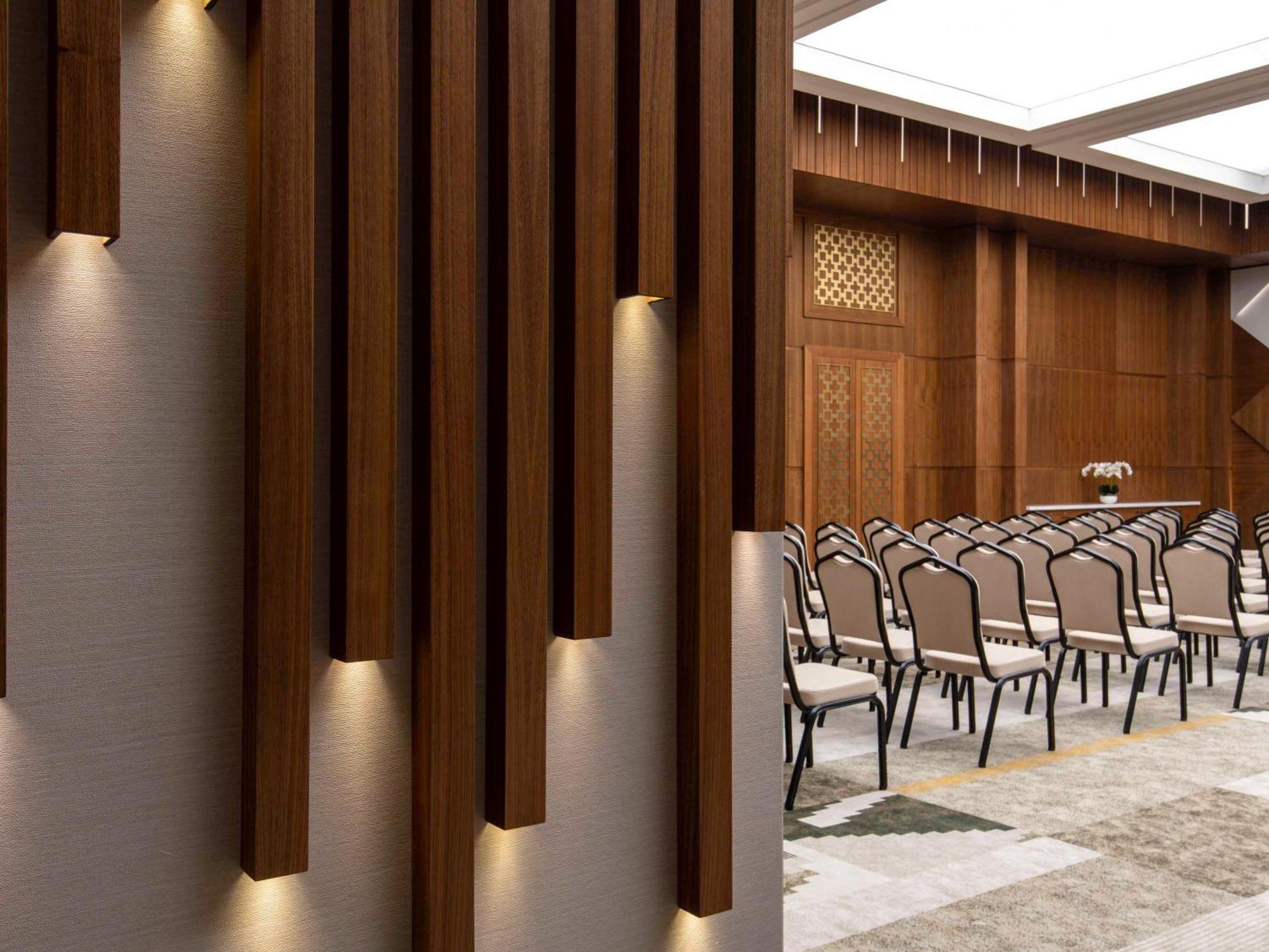 Swissotel Living Jeddah Bagian luar foto The interior of the main conference hall
