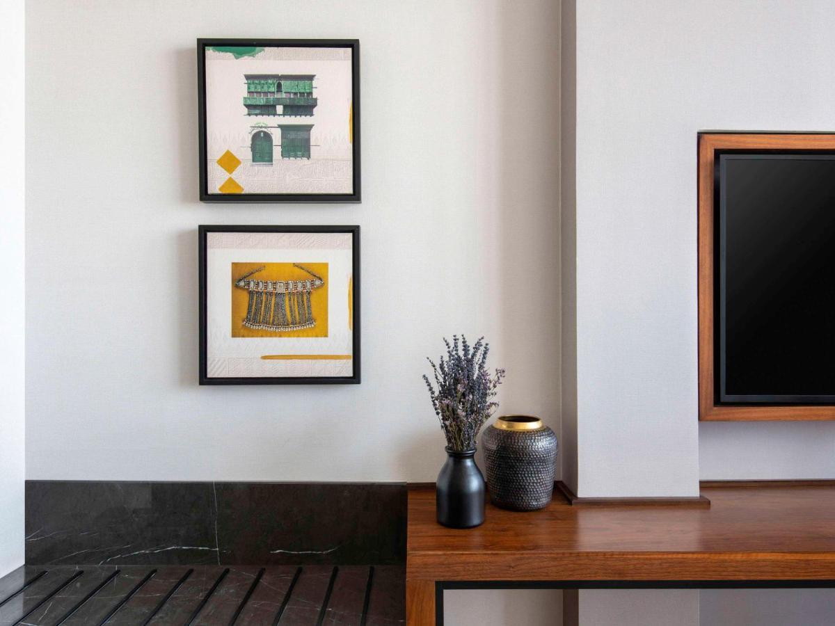 Swissotel Living Jeddah Bagian luar foto Artwork by artist, Mark Foxley