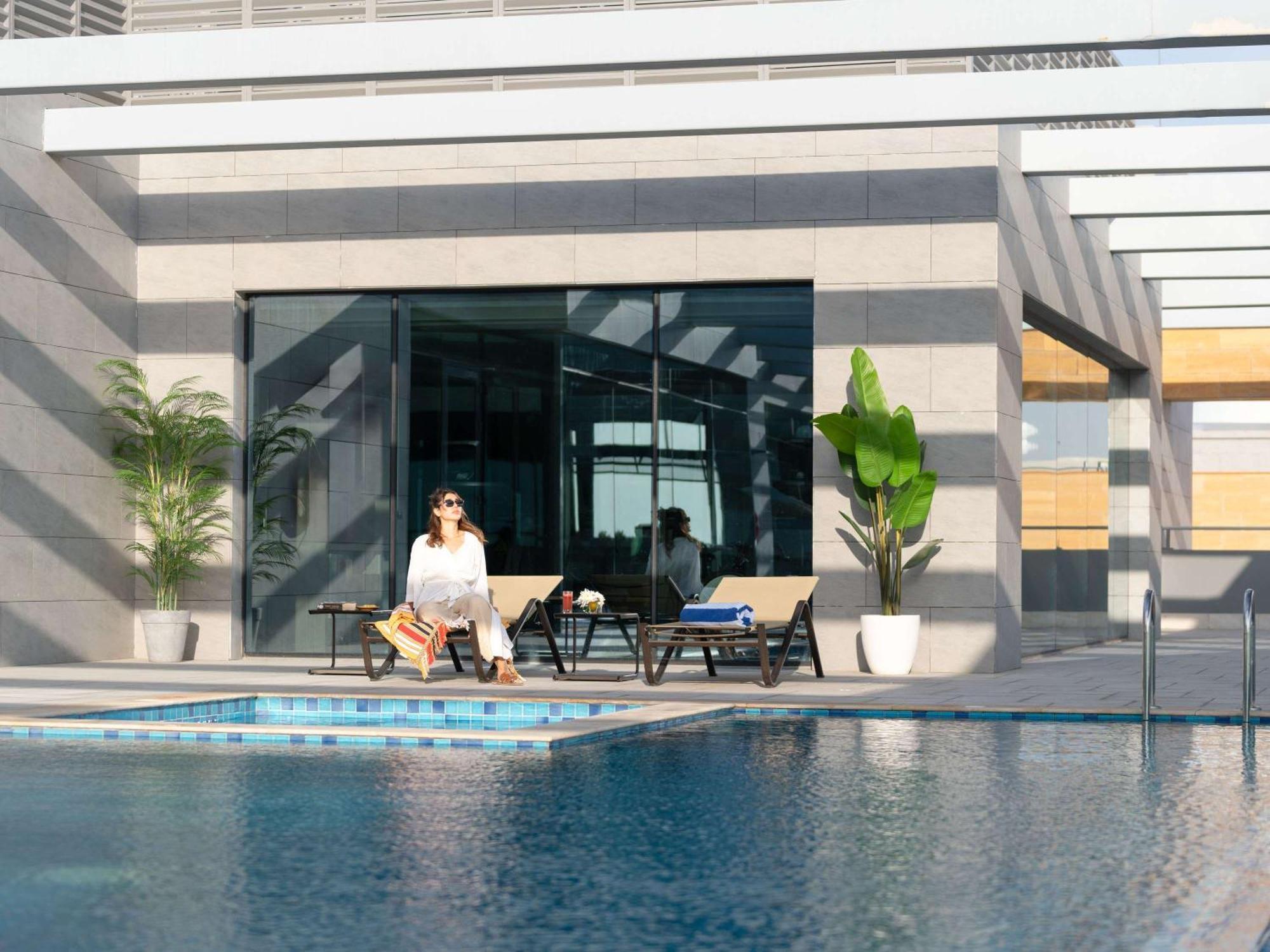 Swissotel Living Jeddah Bagian luar foto The swimming pool at the hotel