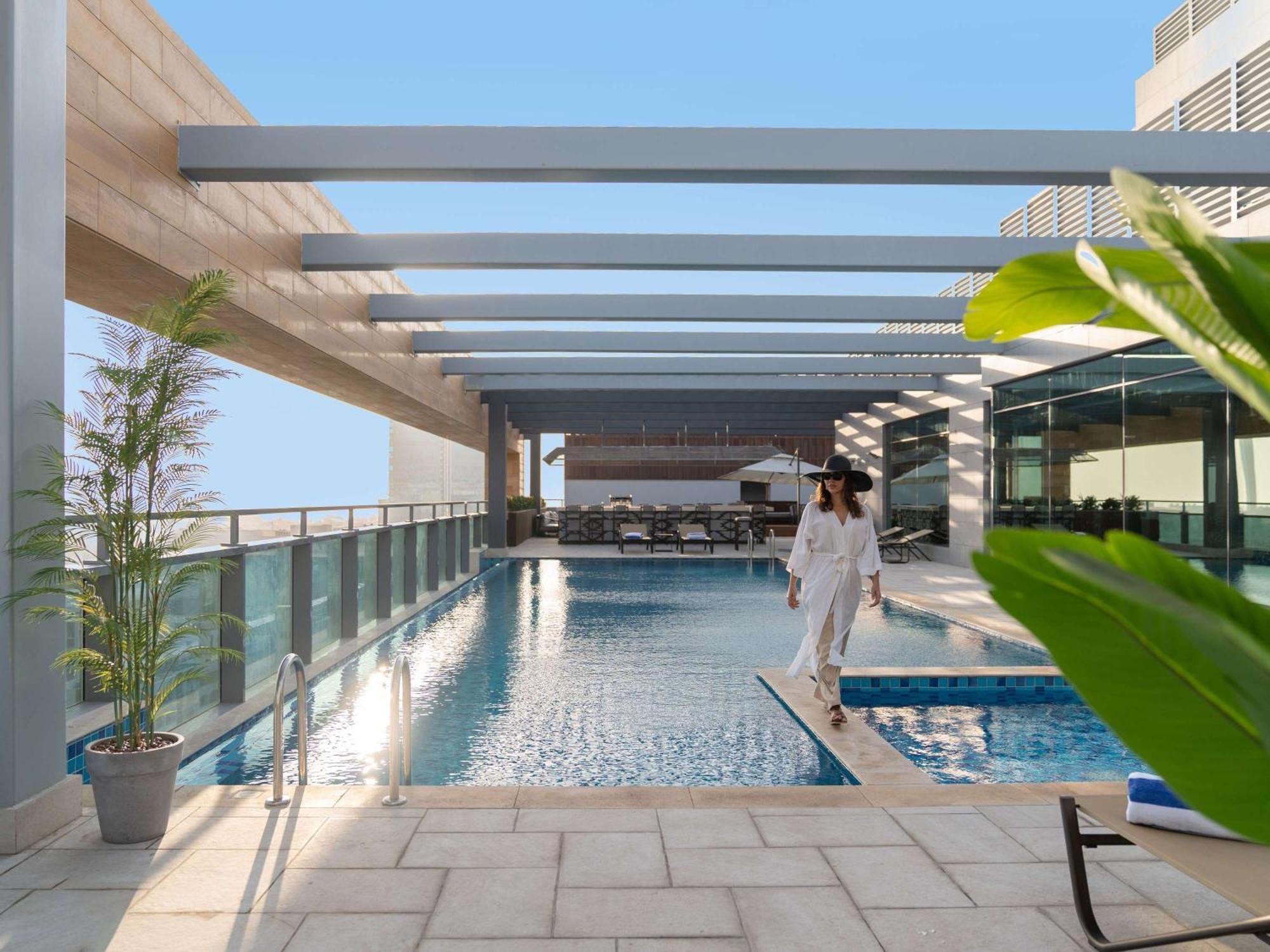 Swissotel Living Jeddah Bagian luar foto The swimming pool at the hotel