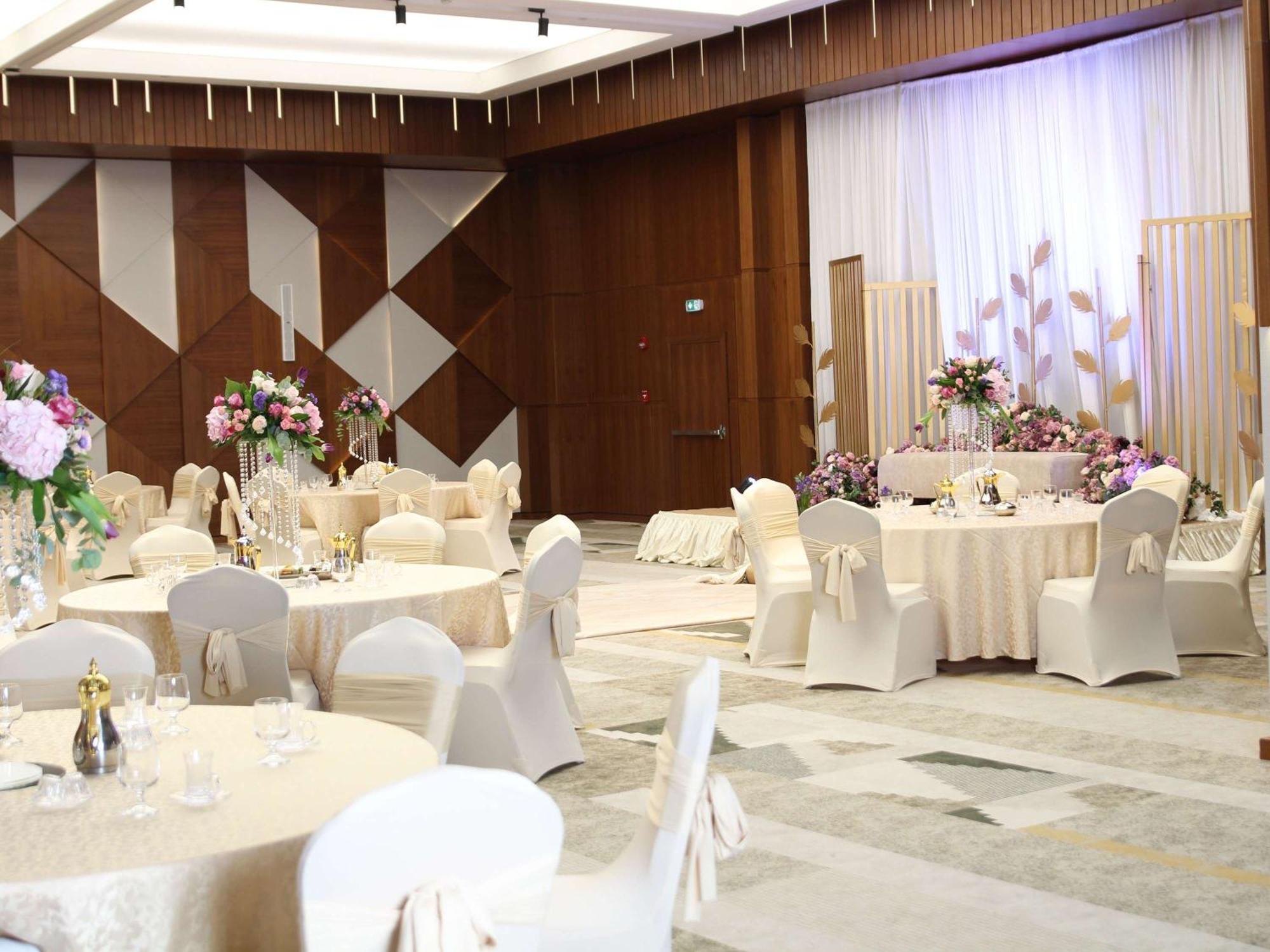 Swissotel Living Jeddah Bagian luar foto A wedding reception at the Grand Ballroom
